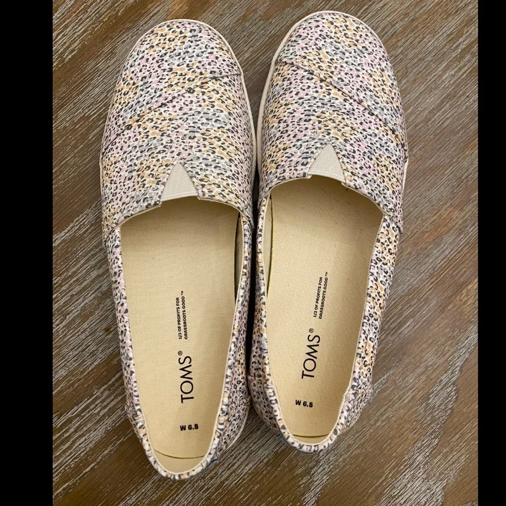 TOMS Slip ons - Picture 2 of 9